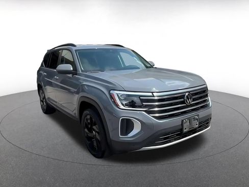 Used 2026 Volkswagen Atlas SE FWD image 3