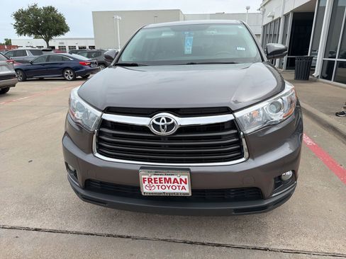 Used 2015 Toyota Highlander Plus FWD image 3