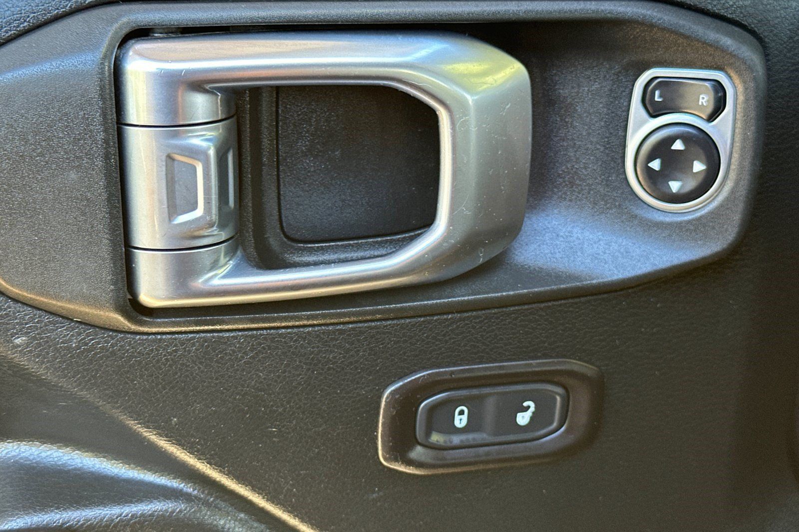 Used 2018 Jeep Wrangler Unlimited Rubicon AWD/4WD image 14
