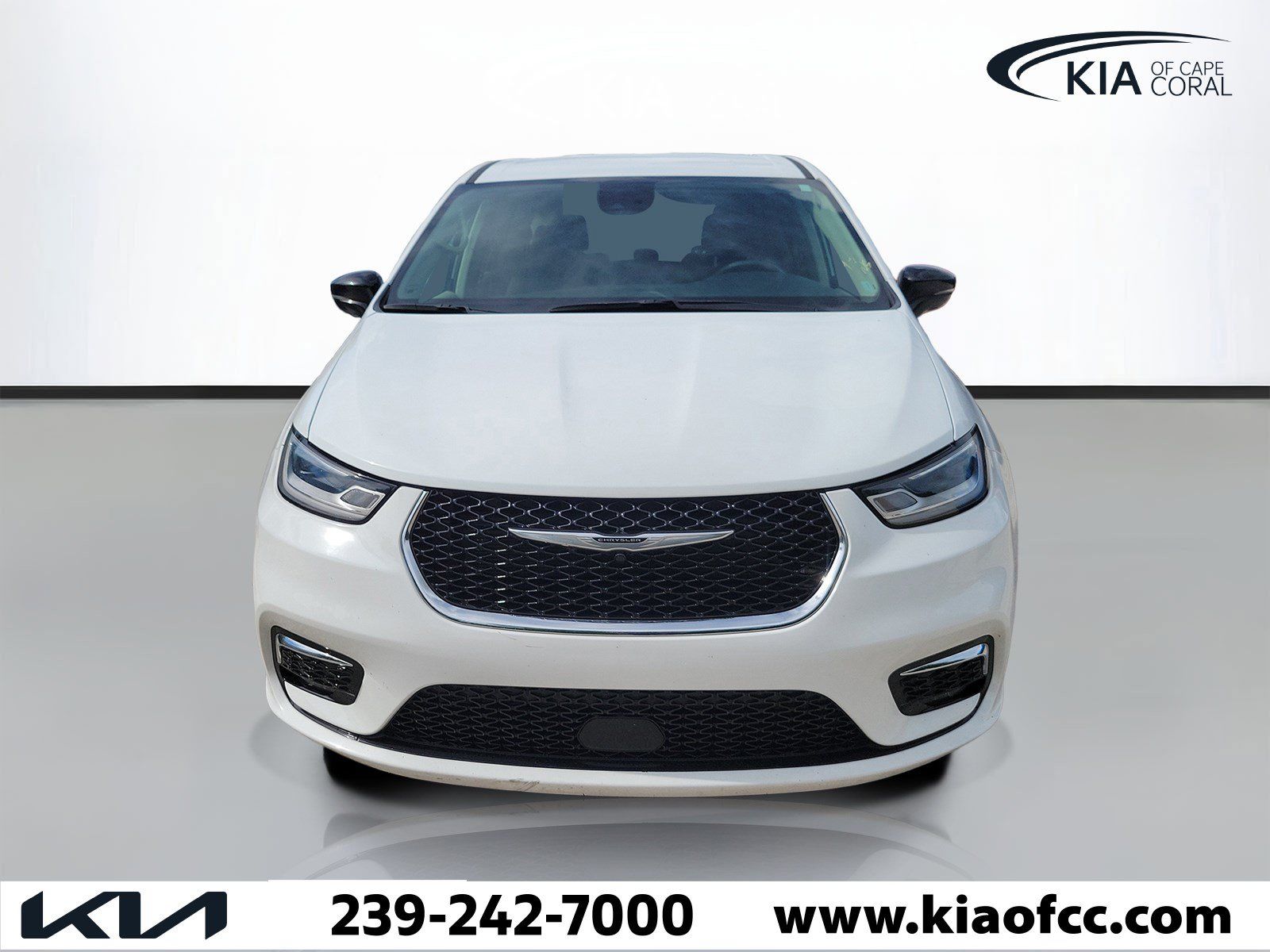Used 2024 Chrysler Pacifica Touring-L FWD image 2