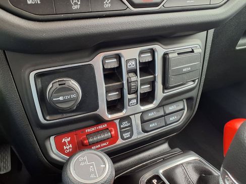 Used 2025 Jeep Wrangler Unlimited Rubicon AWD/4WD image 19