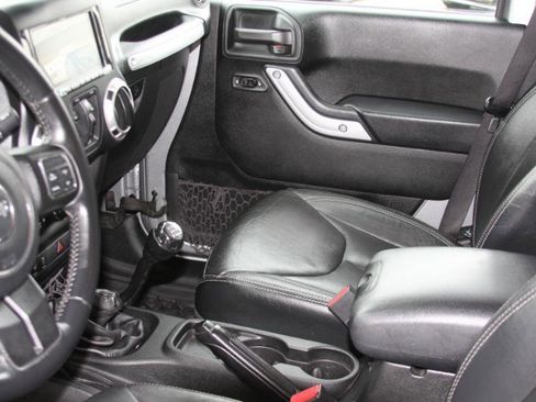 Used 2016 Jeep Wrangler Unlimited Sahara w/ Connectivity Group image 37