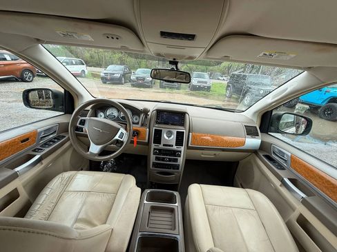 Used 2009 Chrysler Town & Country Limited w/ Entertainment Group #3 image 17