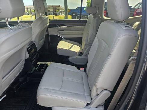 Used 2023 Jeep Wagoneer Series III w/ Preferred Equipment Group AWD/4WD image 18