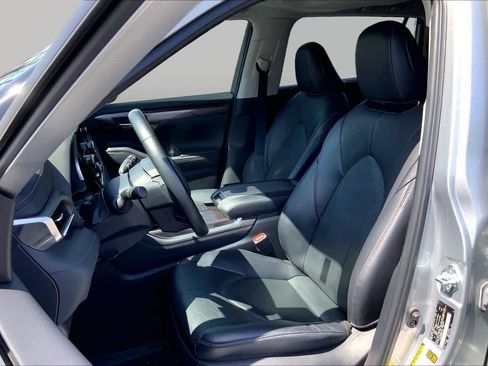 Used 2023 Toyota Highlander Limited FWD image 7