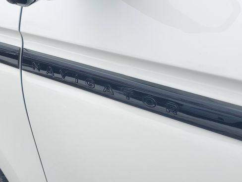 New 2026 Lincoln Navigator Reserve w/ Jet Appearance Package image 7