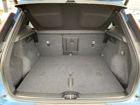 Used 2025 Volvo XC40 B5 Plus image 34