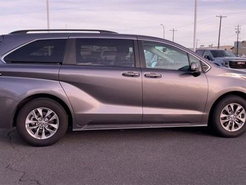 Used 2024 Toyota Sienna LE image 2