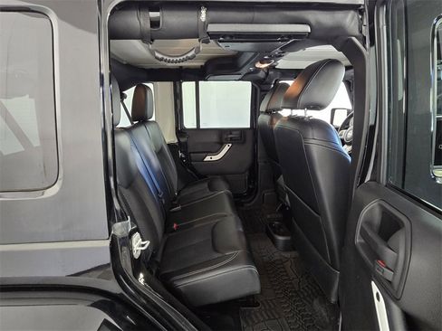Used 2015 Jeep Wrangler Unlimited Sahara image 11