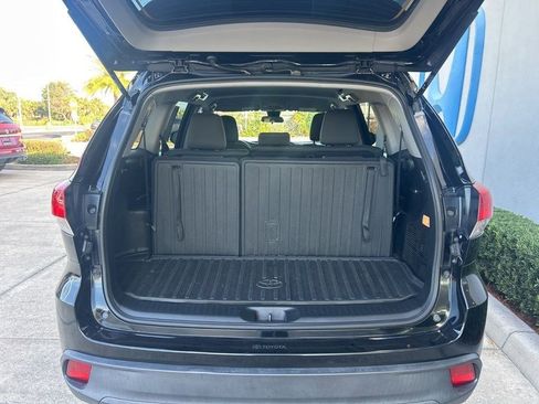Used 2019 Toyota Highlander LE AWD/4WD image 8
