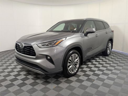 Used 2025 Toyota Highlander Platinum image 2
