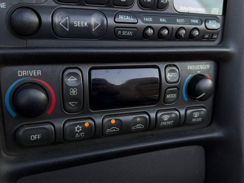 Used 2004 Chevrolet Corvette Convertible w/ Preferred Equipment Group RWD image 22