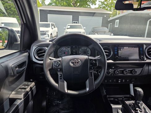 Used 2018 Toyota Tacoma TRD Sport w/ Technology Package AWD/4WD image 20