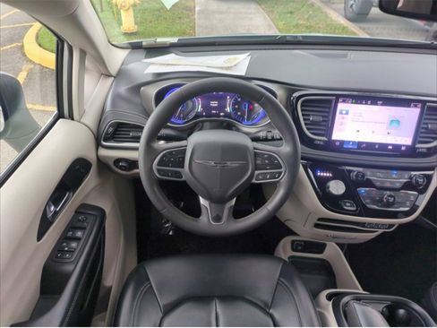 Used 2023 Chrysler Pacifica Touring-L image 17
