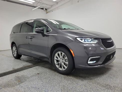 Used 2023 Chrysler Pacifica Touring-L image 2