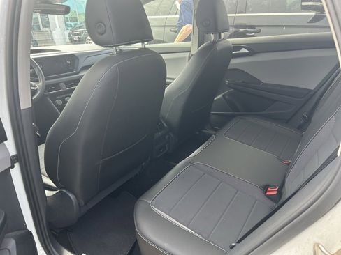 Used 2023 Volkswagen Taos SE image 8