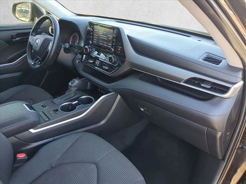Used 2020 Toyota Highlander LE image 22