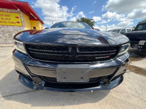 Used 2017 Dodge Charger SE w/ Blacktop Package RWD image 2