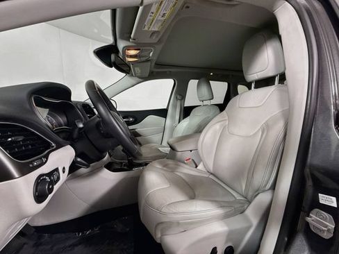 Used 2019 Jeep Cherokee Limited FWD image 11