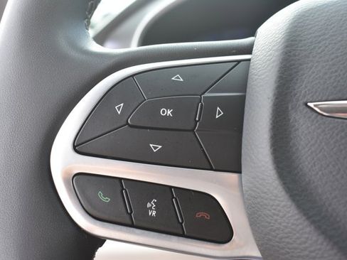 Used 2023 Chrysler Pacifica Touring-L FWD image 21