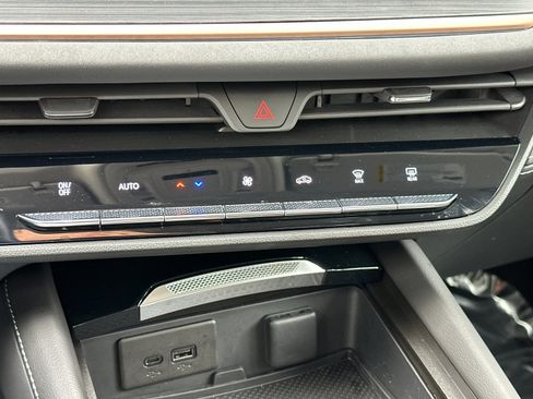 Used 2025 Buick Envision Sport Touring image 21