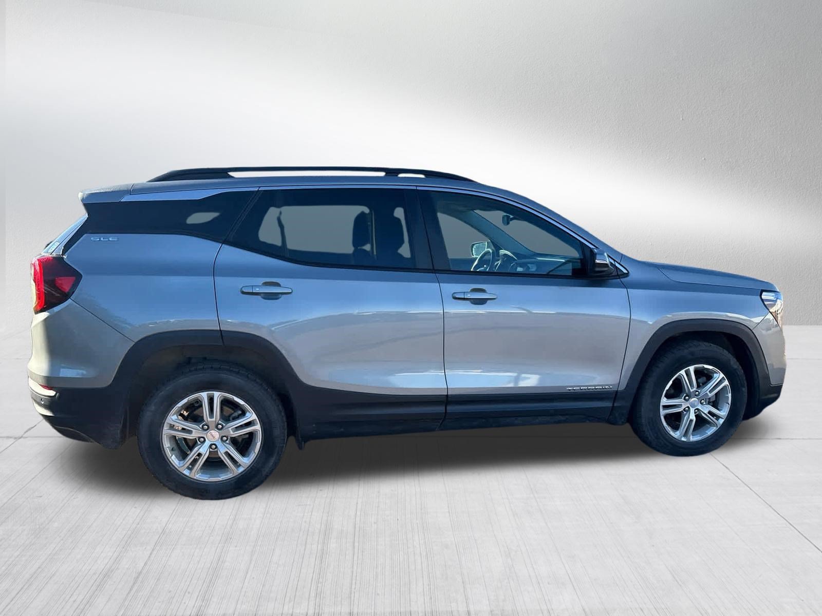 Used 2023 GMC Terrain SLE w/ Driver Convenience Package AWD/4WD image 4