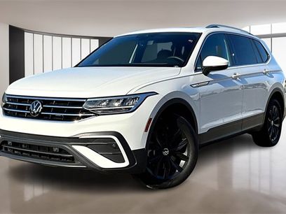 Used 2024 Volkswagen Tiguan SE w/ Panoramic Sunroof Package