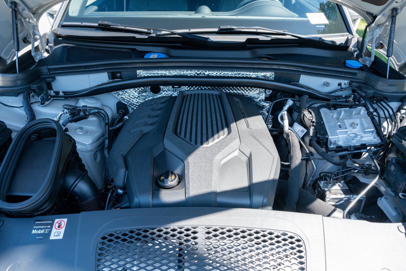 Certified 2026 Porsche Macan AWD/4WD image 17