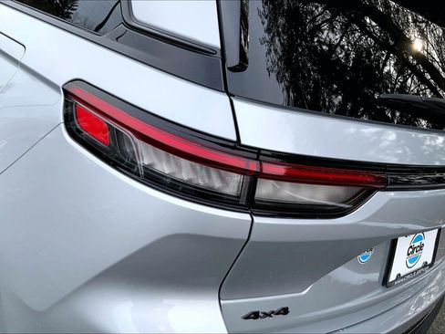 Certified 2025 Jeep Grand Cherokee Altitude image 22