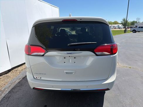 Used 2020 Chrysler Pacifica Touring FWD image 9