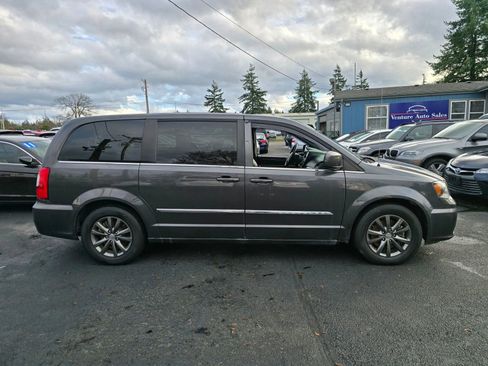 Used 2016 Chrysler Town & Country S w/ Driver Convenience Group image 6