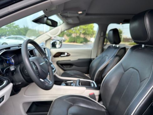 Used 2023 Chrysler Pacifica Limited FWD image 10