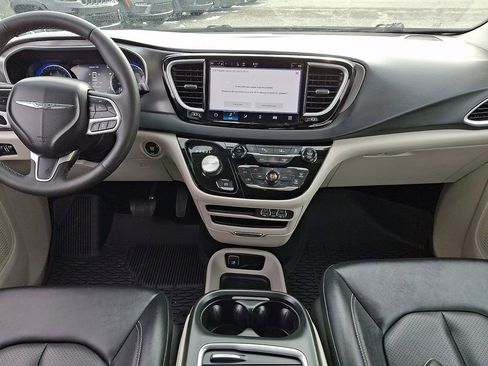 Certified 2024 Chrysler Pacifica Touring-L image 16