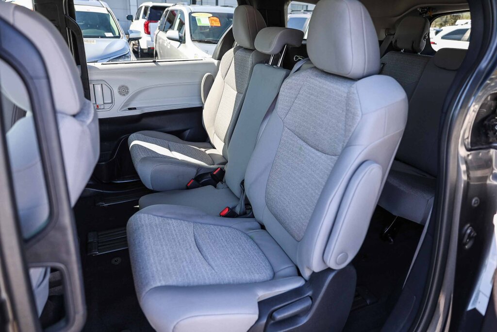 Certified 2025 Toyota Sienna LE FWD image 9