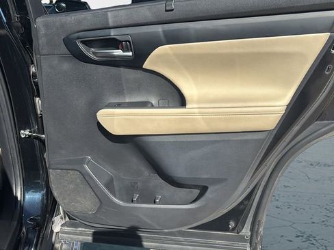 Used 2023 Toyota Highlander XLE image 12