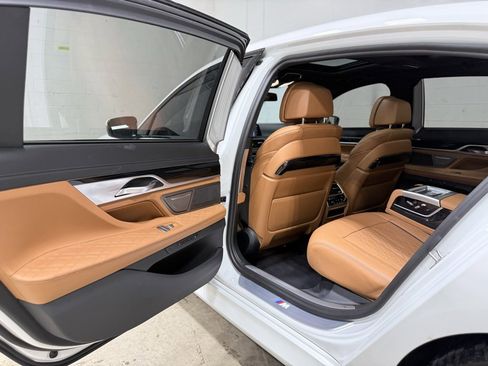 Used 2022 BMW 750i xDrive w/ Luxury Rear Seating Package image 32