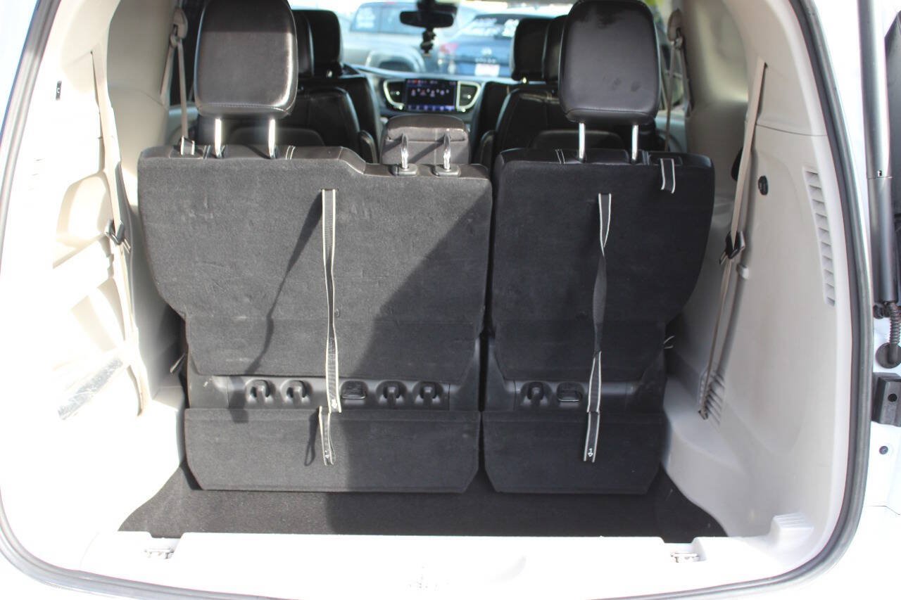 Used 2023 Chrysler Pacifica Touring-L FWD image 13