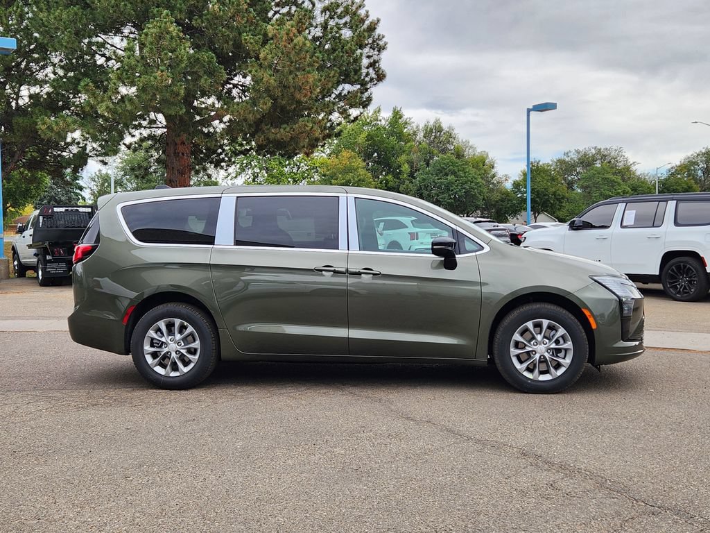 New 2027 Chrysler Pacifica Select AWD/4WD image 2