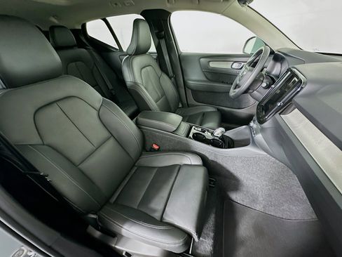 Used 2025 Volvo XC40 B5 Plus image 33