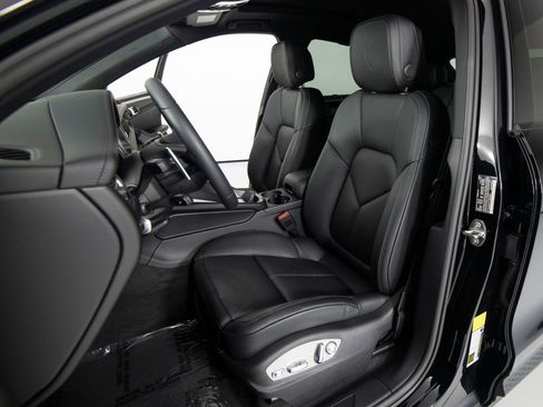 Certified 2026 Porsche Macan AWD/4WD image 16