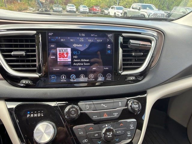 Used 2018 Chrysler Pacifica Touring-L FWD image 20