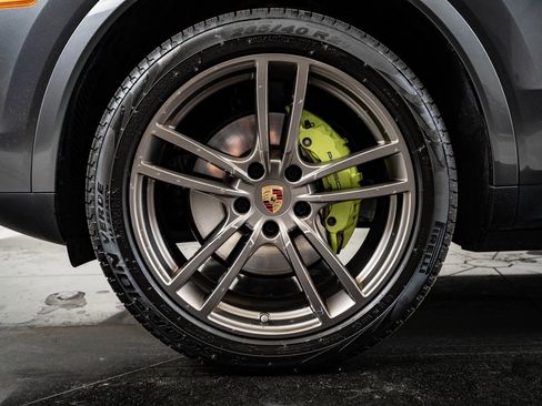 Certified 2022 Porsche Cayenne E-Hybrid w/ Premium Package image 12