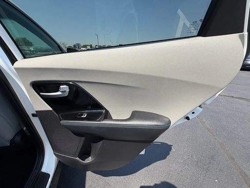 Used 2020 Kia Niro LXS FWD image 16