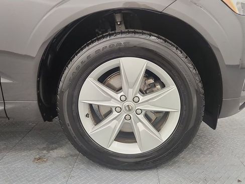 Used 2022 Volvo XC60 B5 Momentum image 25
