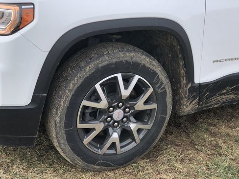 Used 2023 GMC Acadia SLE w/ Driver Convenience Package image 2