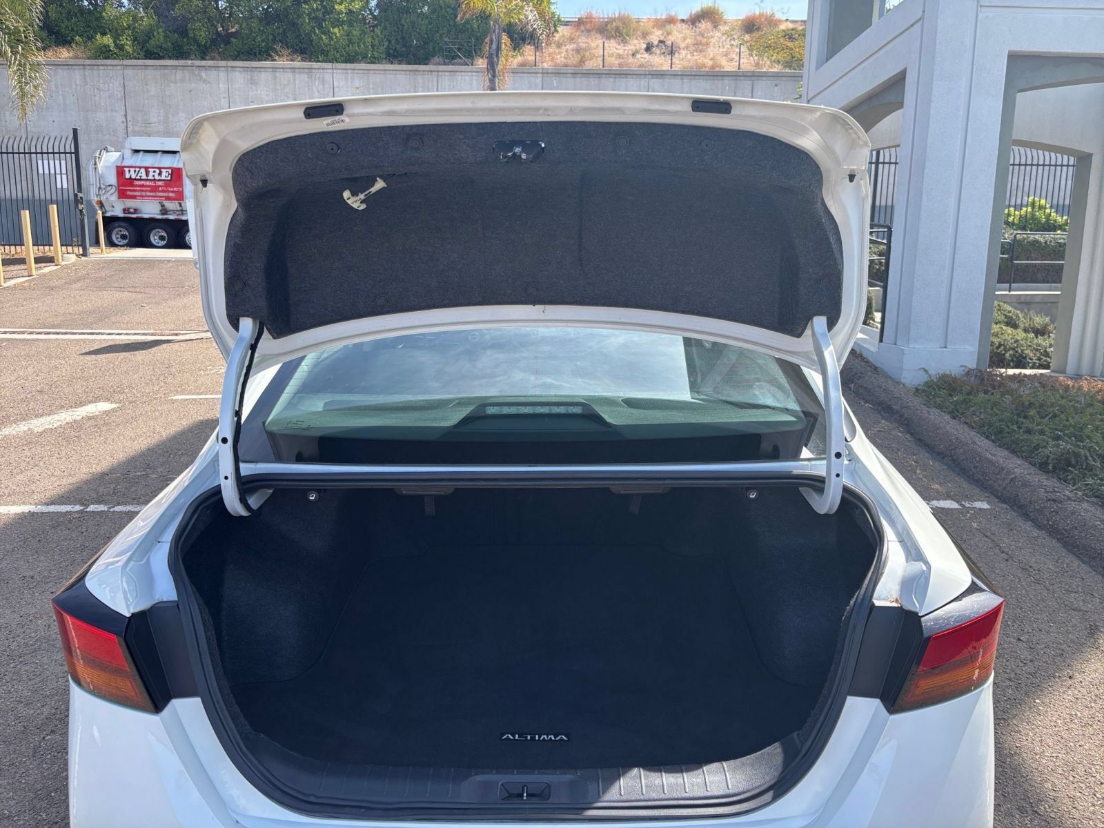 Used 2025 Nissan Altima 2.5 SV FWD image 30