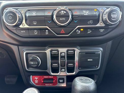 Used 2018 Jeep Wrangler Unlimited Rubicon AWD/4WD image 37