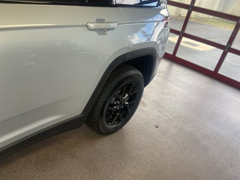 New 2025 Jeep Grand Cherokee Altitude image 5