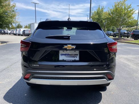 Used 2024 Chevrolet Trax LT w/ LT Convenience Package FWD image 8