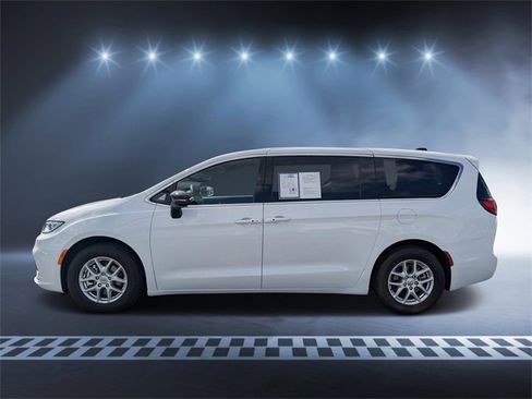 Used 2025 Chrysler Pacifica Select image 6